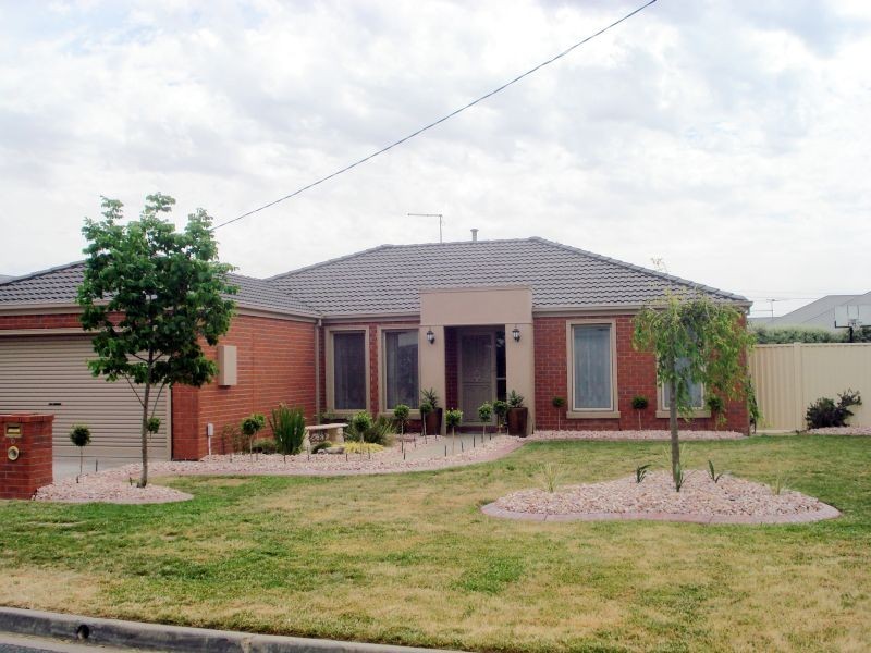 6 Rozel Avenue, Wendouree VIC 3355