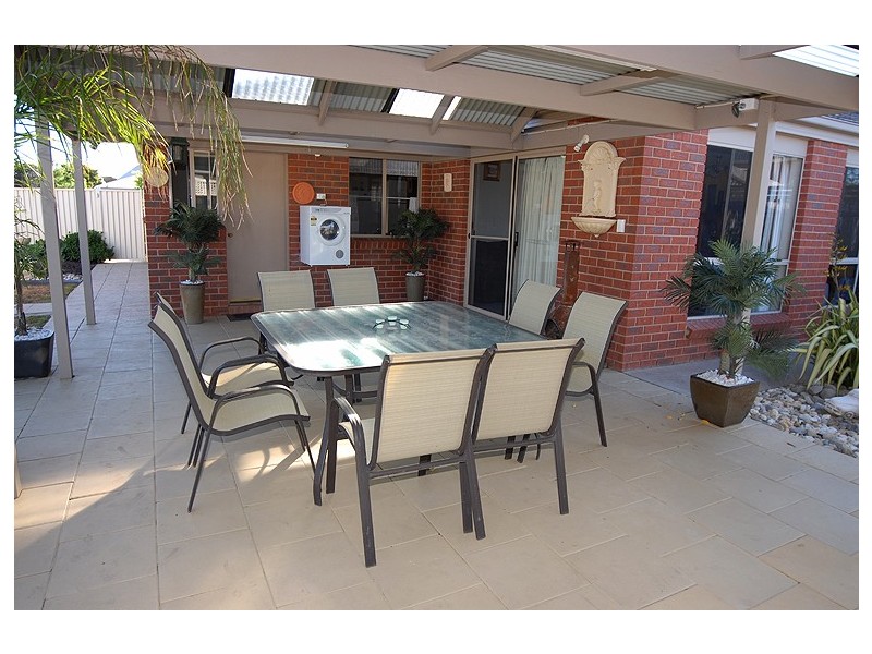 6 Rozel Avenue, Wendouree VIC 3355