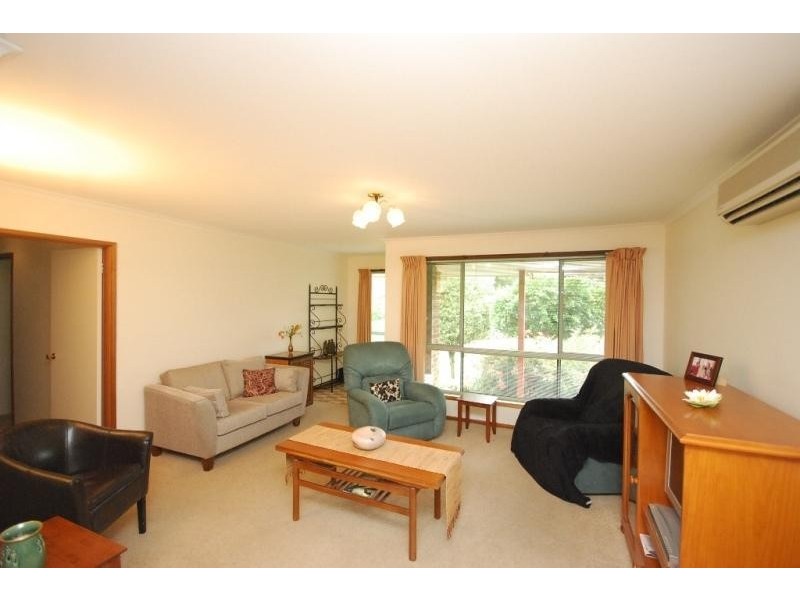 2/1a Jones Avenue, Mount Clear VIC 3350