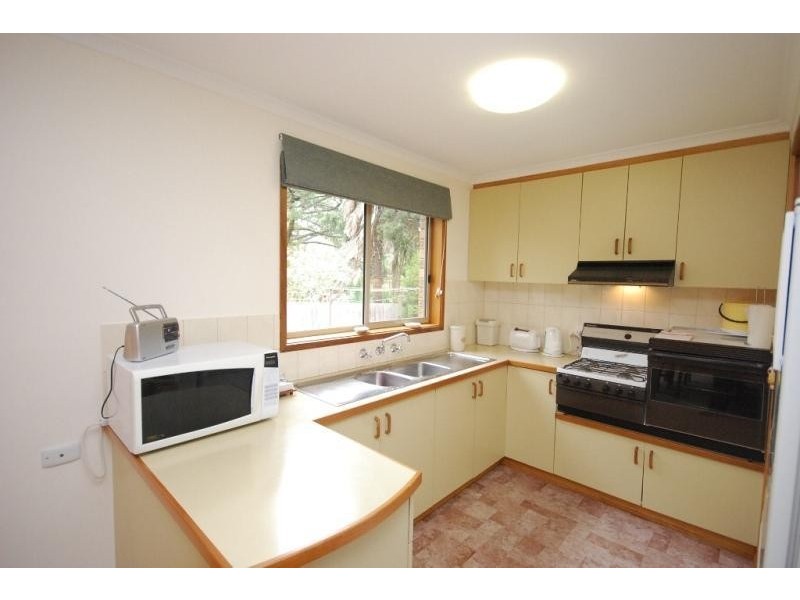 2/1a Jones Avenue, Mount Clear VIC 3350