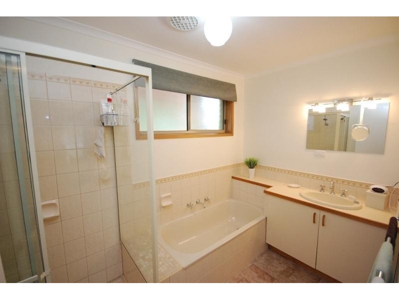 2/1a Jones Avenue, Mount Clear VIC 3350