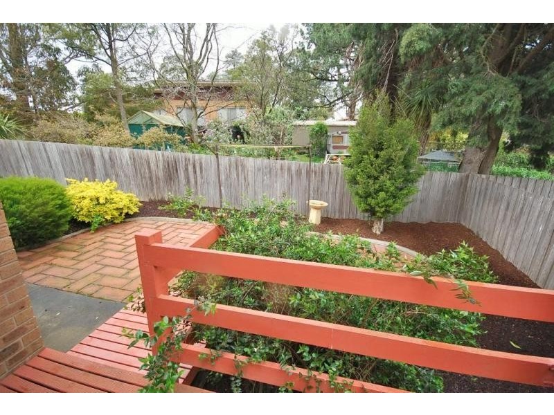 2/1a Jones Avenue, Mount Clear VIC 3350