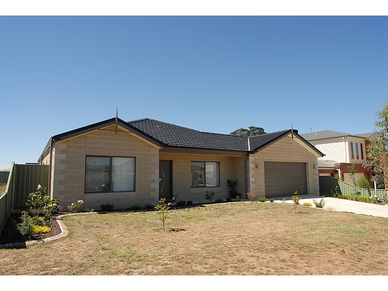 15 Waterford Drive, Miners Rest VIC 3352