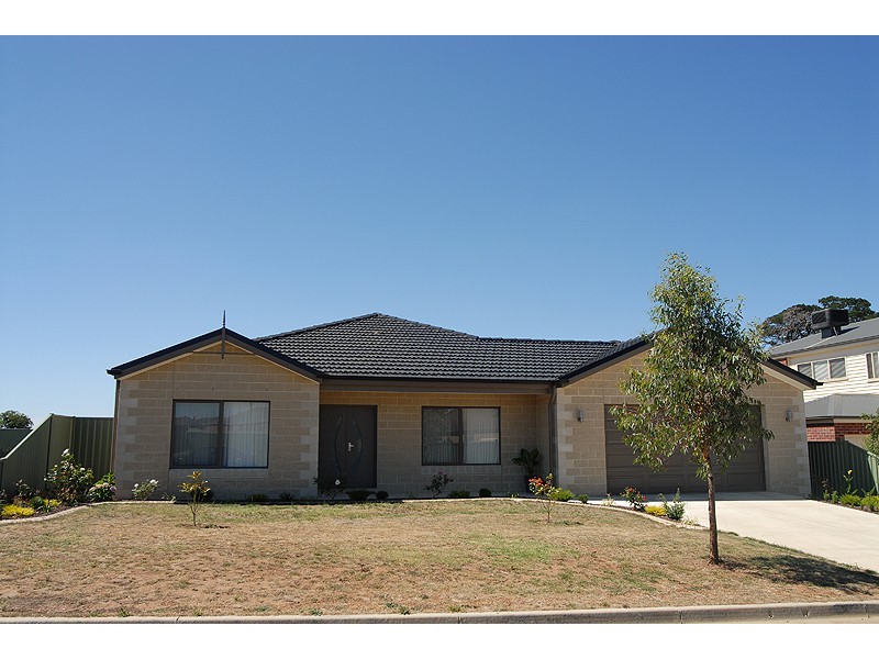 15 Waterford Drive, Miners Rest VIC 3352