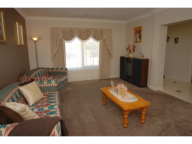 15 Waterford Drive, Miners Rest VIC 3352