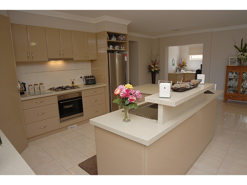 15 Waterford Drive, Miners Rest VIC 3352