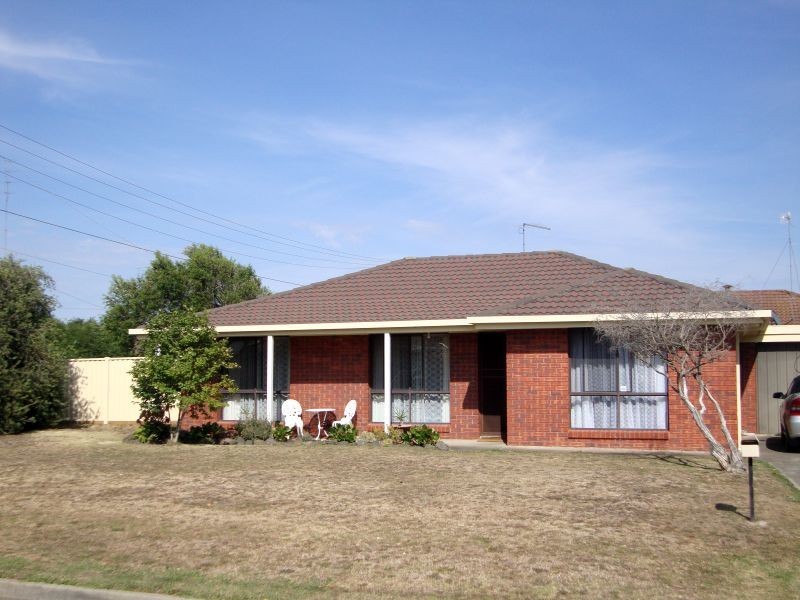 1/2 Cedric Street, Wendouree VIC 3355