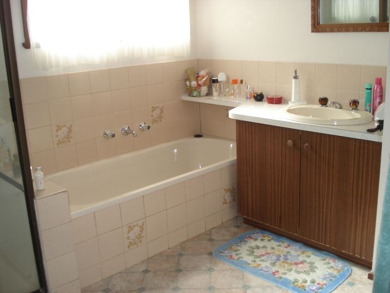 1/2 Cedric Street, Wendouree VIC 3355