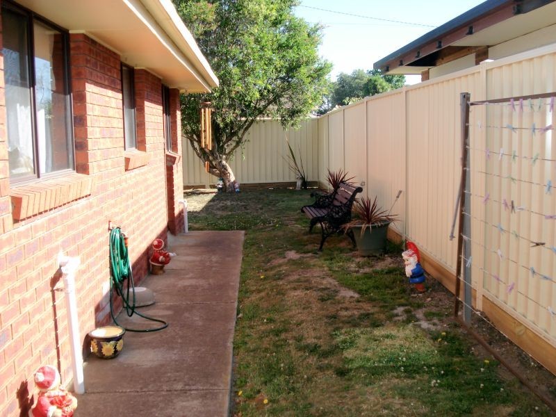 1/2 Cedric Street, Wendouree VIC 3355