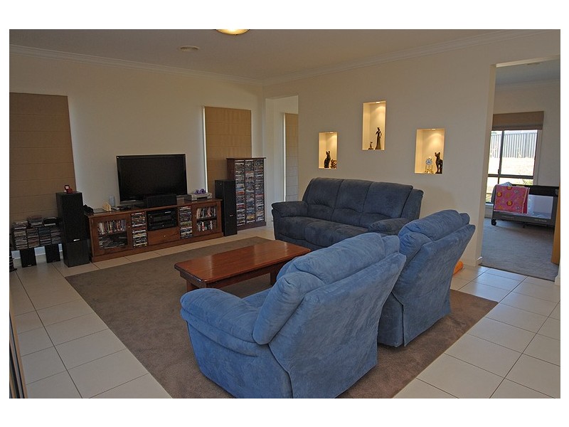 14 Powell Avenue, Cardigan Village VIC 3352