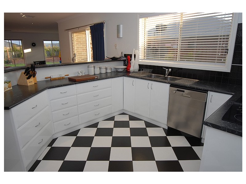 4 Suffolk Court, Alfredton VIC 3350