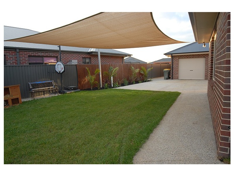 4 Suffolk Court, Alfredton VIC 3350