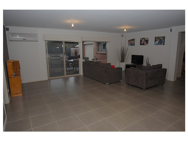 33 Nevett Crescent, Mount Helen VIC 3350