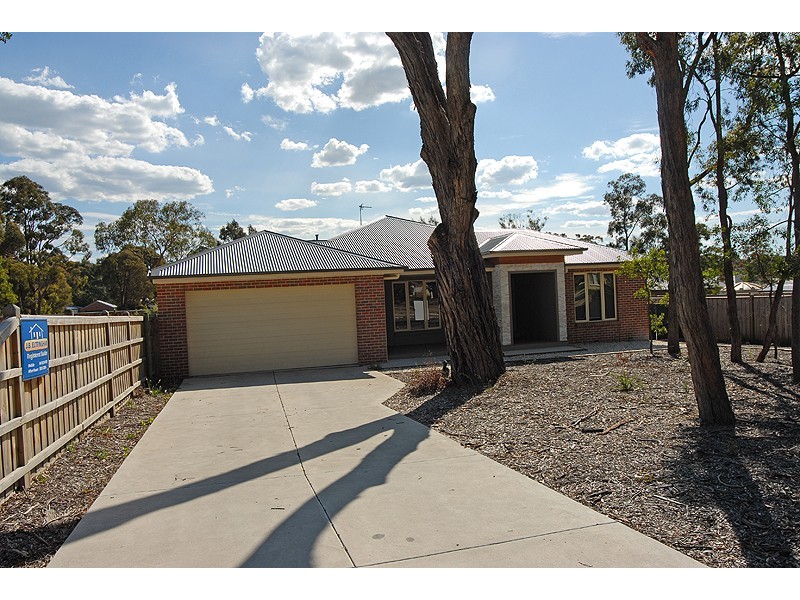 18 Yarra Gum Place, Mount Clear VIC 3350