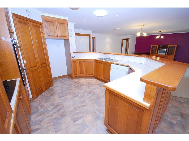 24 Rowan Parade, Wendouree VIC 3355