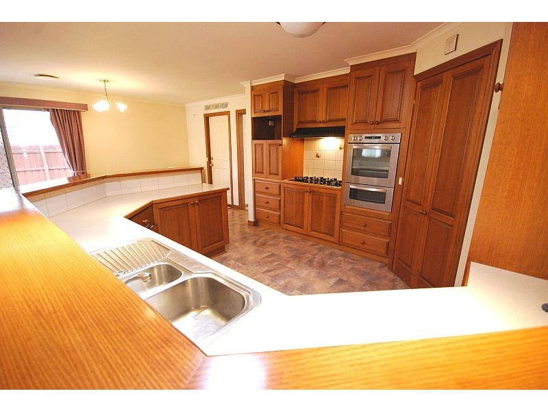 24 Rowan Parade, Wendouree VIC 3355