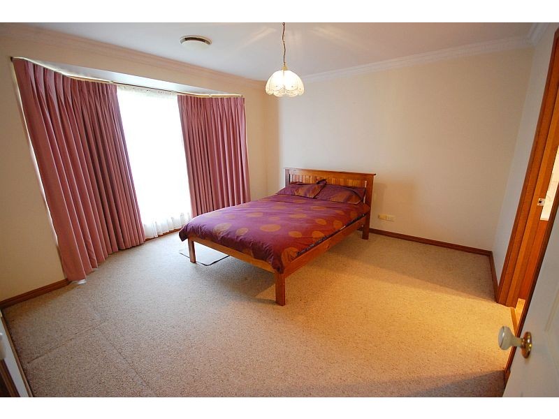 24 Rowan Parade, Wendouree VIC 3355