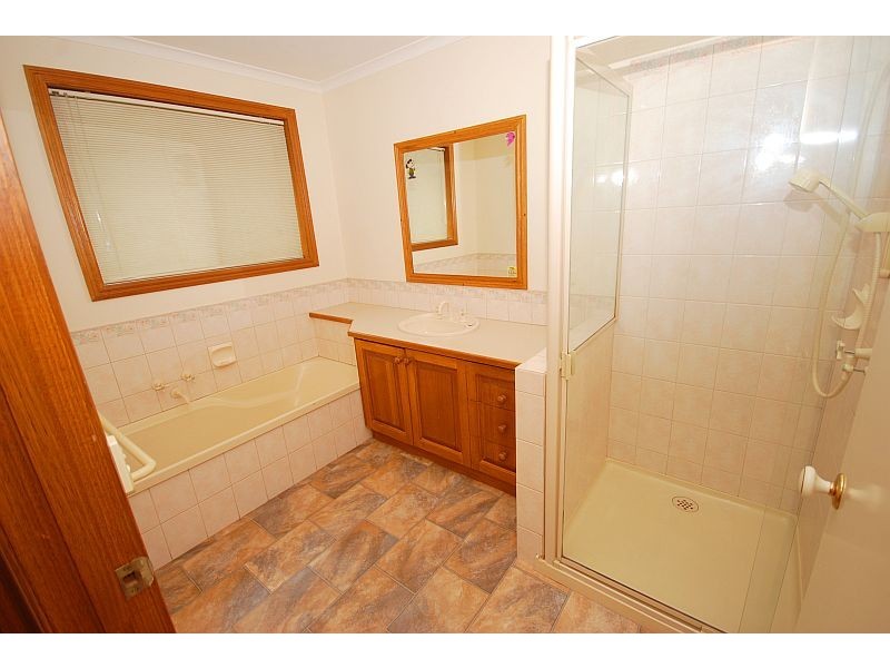 24 Rowan Parade, Wendouree VIC 3355