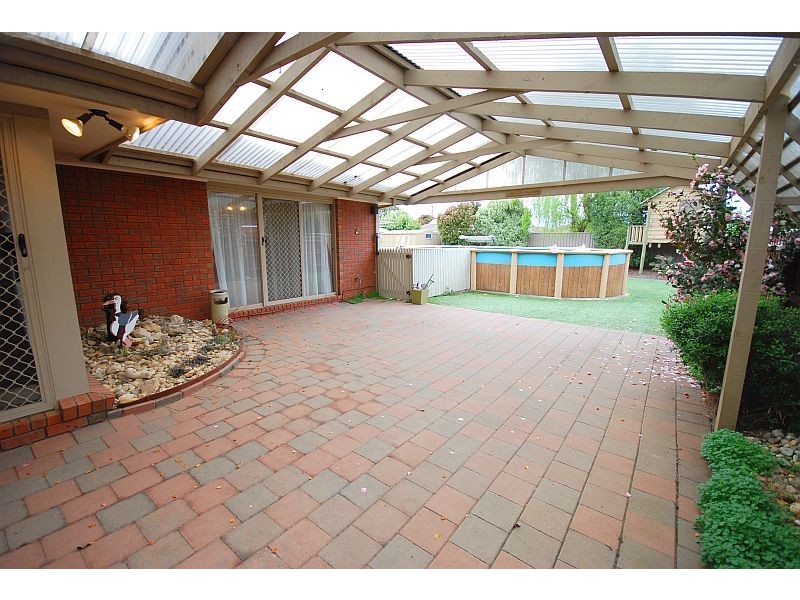 24 Rowan Parade, Wendouree VIC 3355