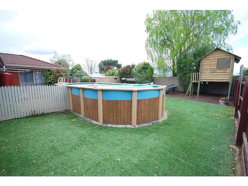 24 Rowan Parade, Wendouree VIC 3355