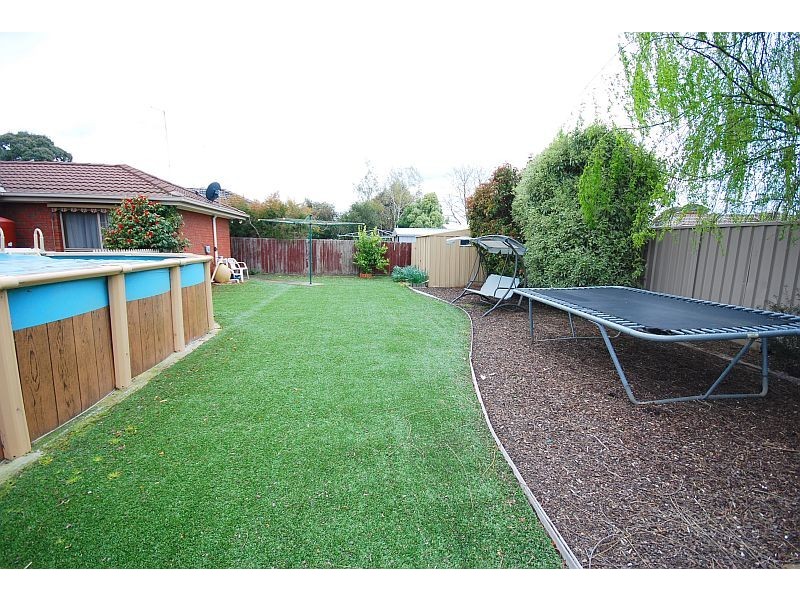 24 Rowan Parade, Wendouree VIC 3355