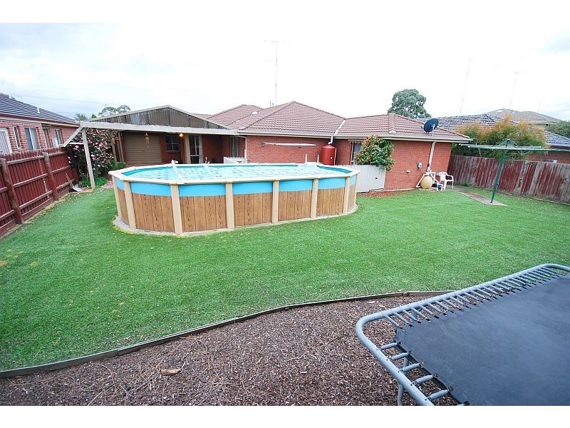 24 Rowan Parade, Wendouree VIC 3355