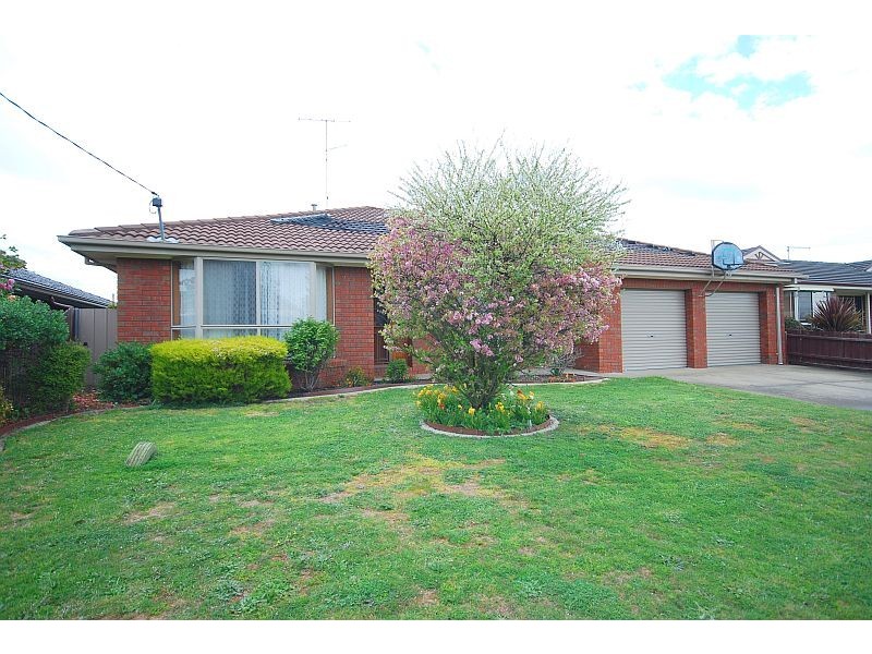 24 Rowan Parade, Wendouree VIC 3355