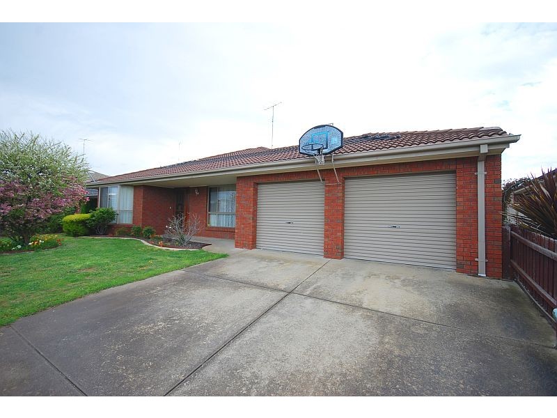 24 Rowan Parade, Wendouree VIC 3355