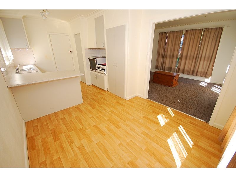 8 Maxlyn Avenue, Ballarat East VIC 3350