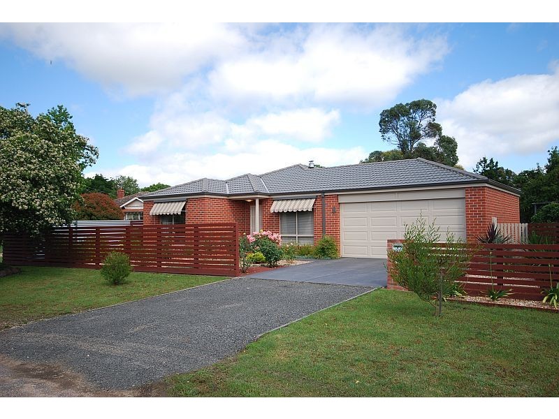 8 Sinclair Street, Beaufort VIC 3373