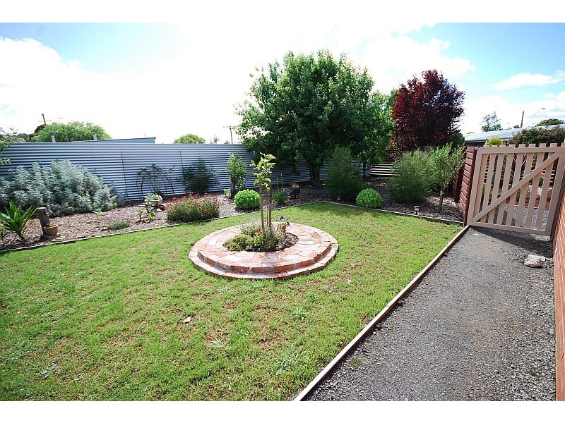 8 Sinclair Street, Beaufort VIC 3373