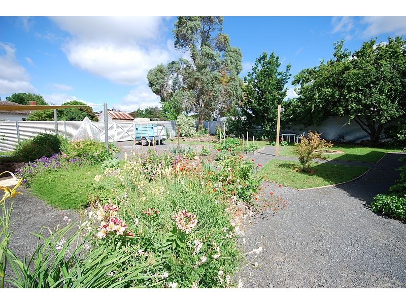 8 Sinclair Street, Beaufort VIC 3373