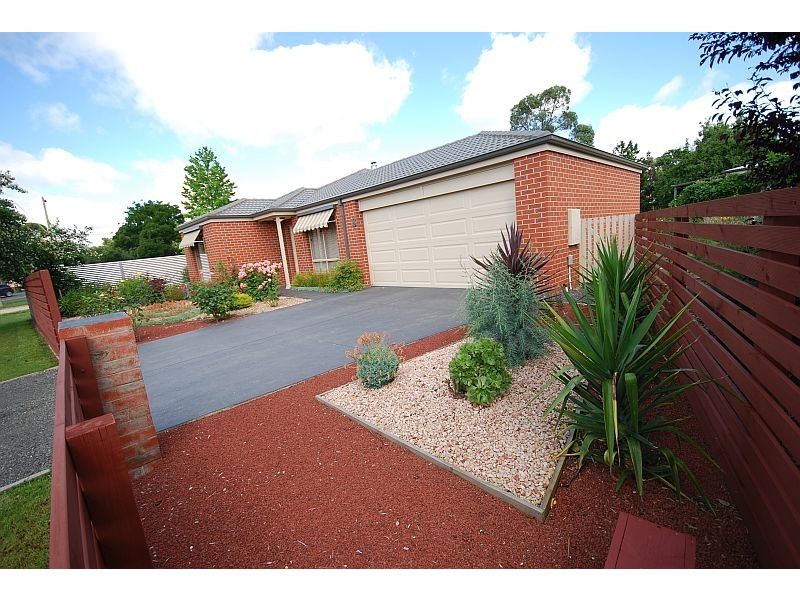 8 Sinclair Street, Beaufort VIC 3373