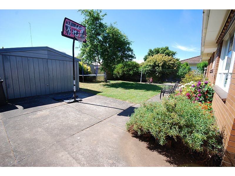 16 Montgomery Street, Wendouree VIC 3355