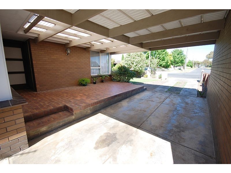 16 Montgomery Street, Wendouree VIC 3355