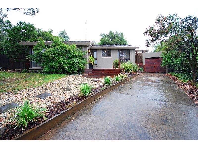 4 Grandison Avenue, Mount Clear VIC 3350