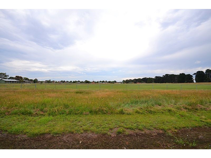 15 Banksia Road, Wendouree VIC 3355