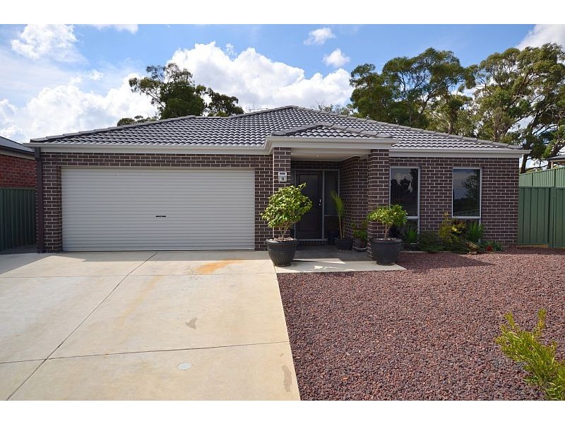 18 Platypus Drive, Mount Clear VIC 3350