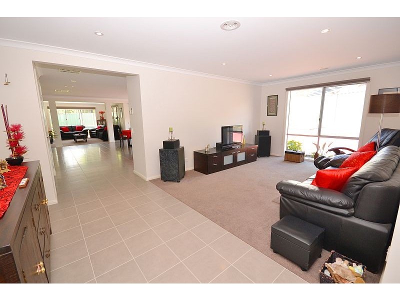 18 Platypus Drive, Mount Clear VIC 3350