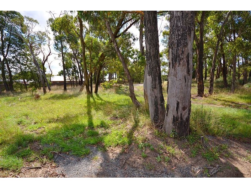 18 Platypus Drive, Mount Clear VIC 3350