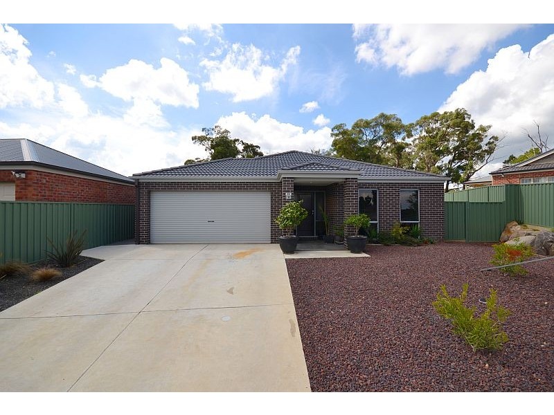 18 Platypus Drive, Mount Clear VIC 3350