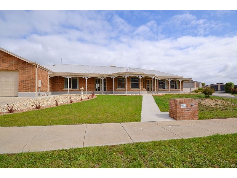 19 Pinevale Way, Ballarat North VIC 3350