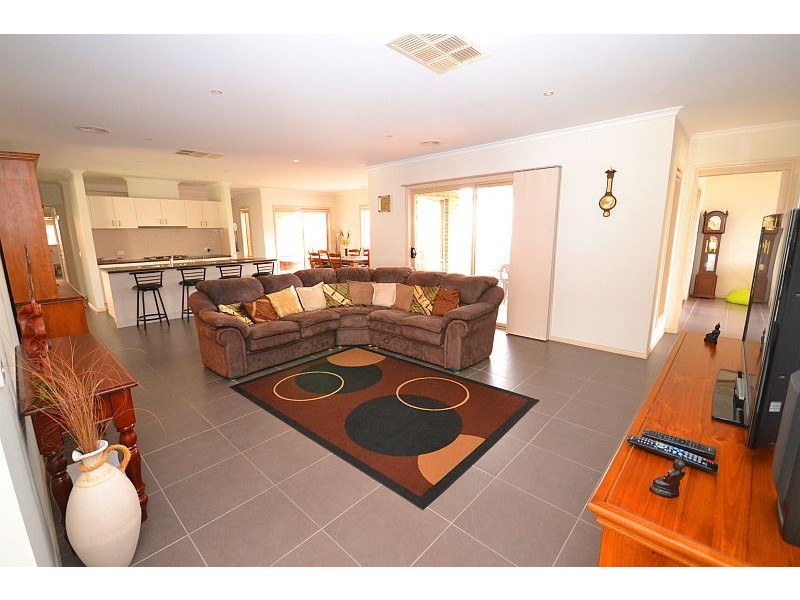 19 Pinevale Way, Ballarat North VIC 3350