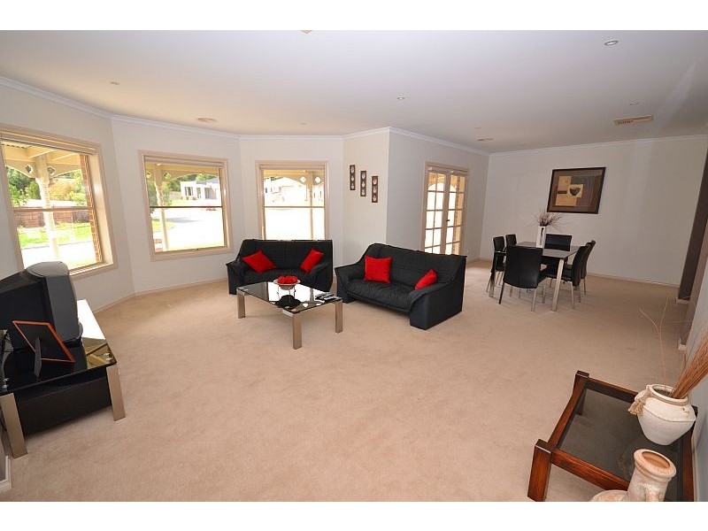 19 Pinevale Way, Ballarat North VIC 3350