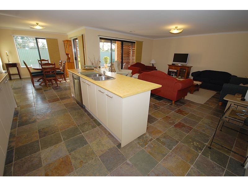 8 Delaney Drive, Miners Rest VIC 3352