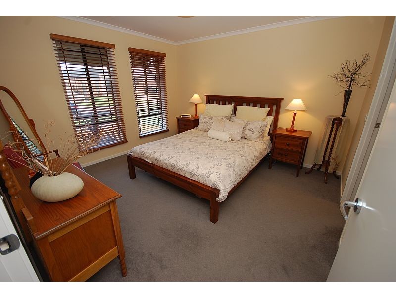 8 Delaney Drive, Miners Rest VIC 3352