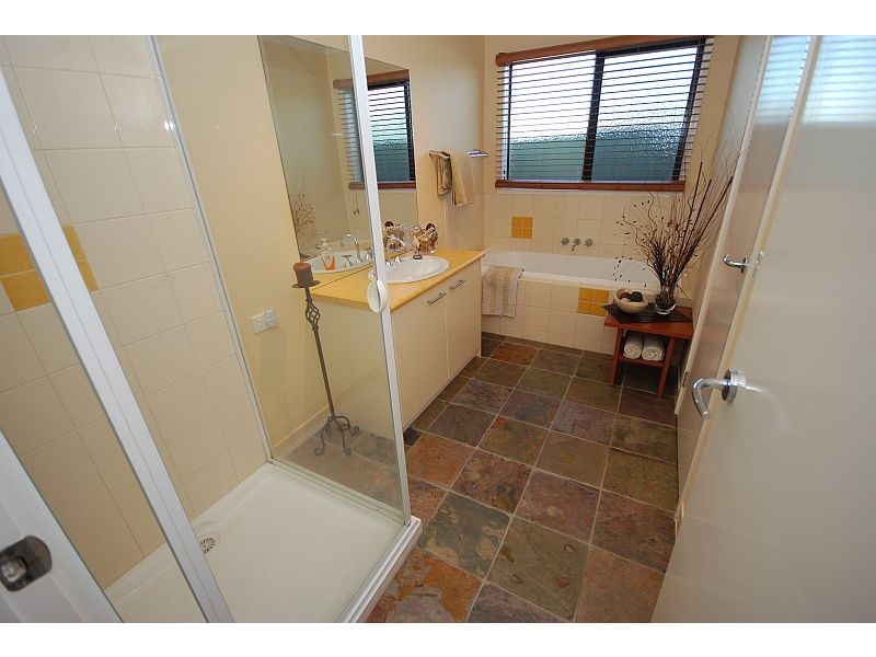 8 Delaney Drive, Miners Rest VIC 3352