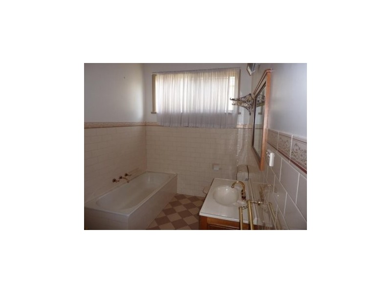 18 Burnbank Street, Lake Wendouree VIC 3350