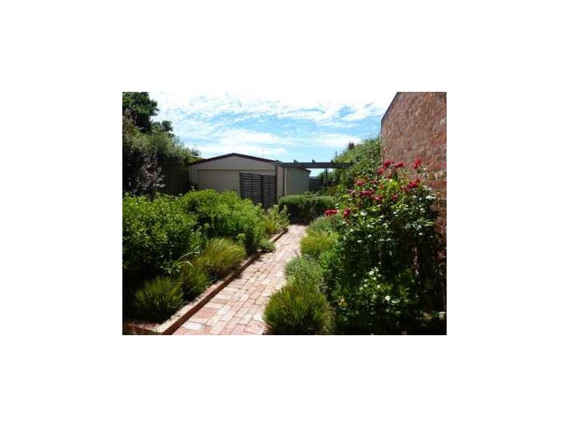 18 Burnbank Street, Lake Wendouree VIC 3350