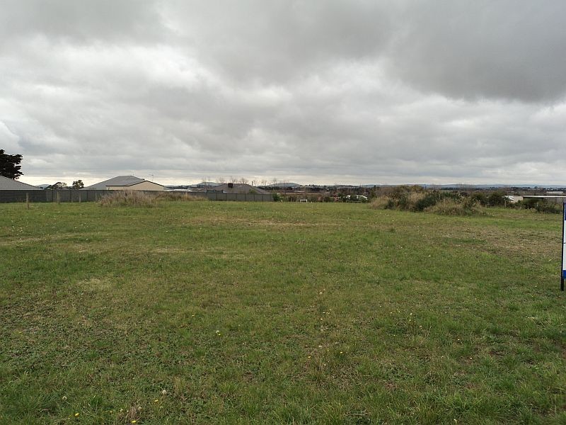 23 Windermere Way, Cardigan Village VIC 3352